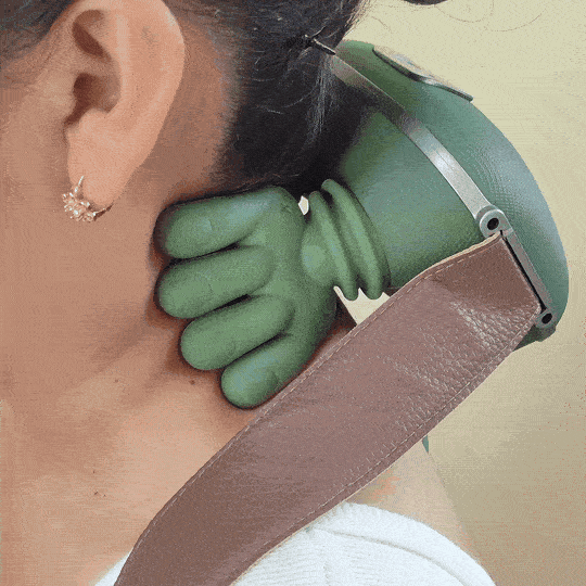 Amasa el cuello como manos de verdad